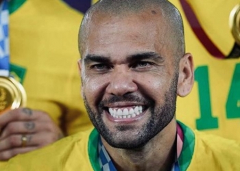 Flamengo analisa os cofres no setor defensivo para fazer oferta salarial a Daniel Alves; valores são menores que os recebidos no São Paulo