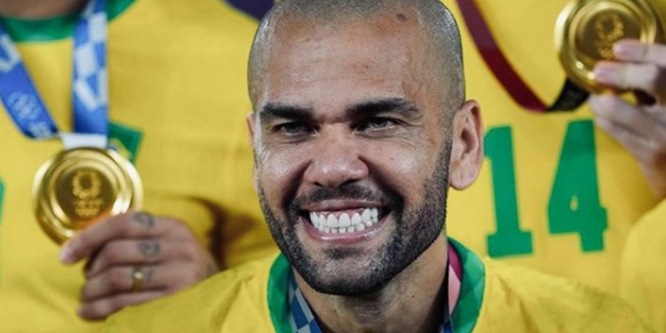 Flamengo analisa os cofres no setor defensivo para fazer oferta salarial a Daniel Alves; valores são menores que os recebidos no São Paulo
