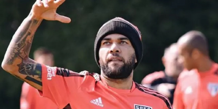 Empresários de Daniel Alves comentam sobre acerto com o Flamengo após fortes rumores na imprensa esportiva
