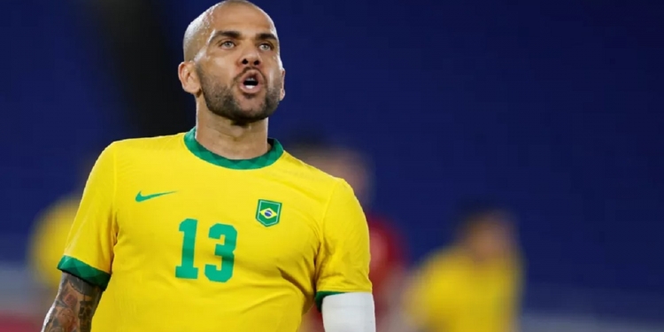 Daniel Alves aceita reduzir o seu salário para fechar contratação com o Flamengo e conseguir visibilidade para a Copa do Mundo de 2022