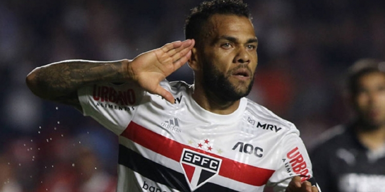 Flamengo ganha concorrência de pelo menos 6 times por Daniel Alves; propostas estão sobre a mesa em discussão por seus empresários