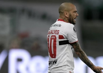 Enquete mostra que 61,68% dos torcedores do Flamengo são contrários à contratação de Daniel Alves