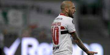Enquete mostra que 61,68% dos torcedores do Flamengo são contrários à contratação de Daniel Alves