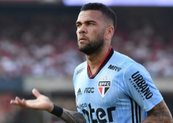 Flamengo pede que Daniel Alves aceite reduzir o seu salário para que possa encaminhar a contratação