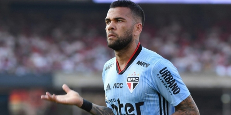 Flamengo pede que Daniel Alves aceite reduzir o seu salário para que possa encaminhar a contratação
