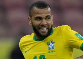 Athletico-PR entra na briga com o Flamengo para contratar Daniel Alves, diz jornalista
