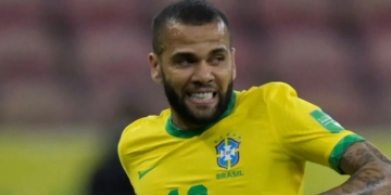 Athletico-PR entra na briga com o Flamengo para contratar Daniel Alves, diz jornalista