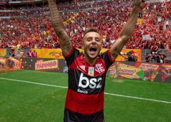 Empresário de Rafinha se pronuncia e cita retorno no Flamengo