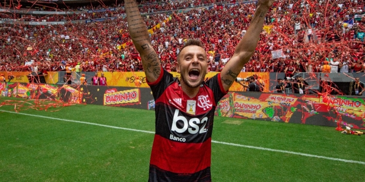 Empresário de Rafinha se pronuncia e cita retorno no Flamengo
