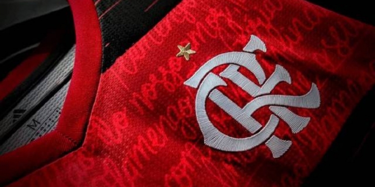 Volante do Flamengo pega os torcedores de surpresa ao anunciar o fim da carreira no futebol