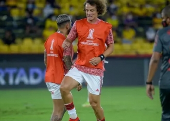 Desfalque de peso: David Luiz sente dores, é substituído e fala sobre lesão; exames serão realizados no CT Ninho do Urubu