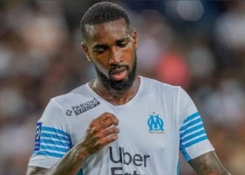 Gerson é flagrado sozinho e isolado dos demais companheiros de Olympique; torcida do Flamengo se sensibiliza e pede retorno