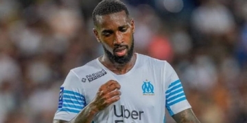 Gerson é flagrado sozinho e isolado dos demais companheiros de Olympique; torcida do Flamengo se sensibiliza e pede retorno