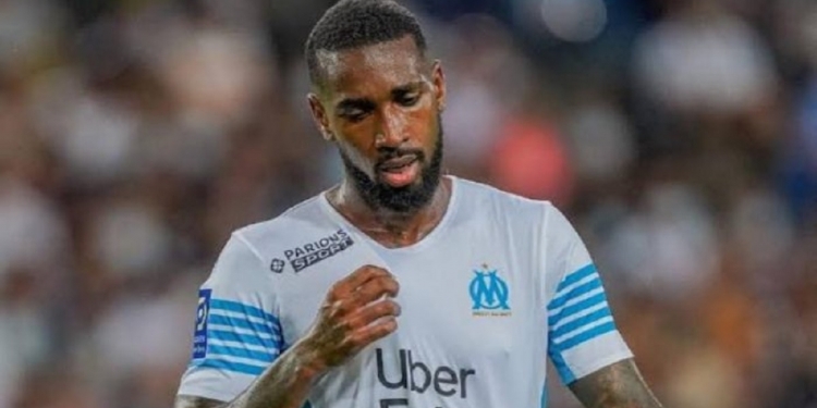 Gerson é flagrado sozinho e isolado dos demais companheiros de Olympique; torcida do Flamengo se sensibiliza e pede retorno