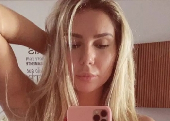 Carol Portaluppi deixa torcida do Flamengo ‘babando’ ao postar fotos em dia de praia com biquíni preto curtinho