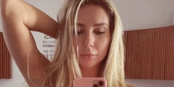 Carol Portaluppi deixa torcida do Flamengo ‘babando’ ao postar fotos em dia de praia com biquíni preto curtinho