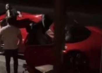 Especulado no Flamengo, Arturo Vidal é flagrado bêbado dando cambalhotas sobre Ferrari de luxo
