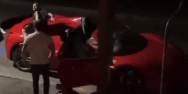 Especulado no Flamengo, Arturo Vidal é flagrado bêbado dando cambalhotas sobre Ferrari de luxo