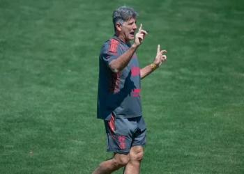 Flamengo ganha reforço de goleiro e lateral para a sequência da temporada