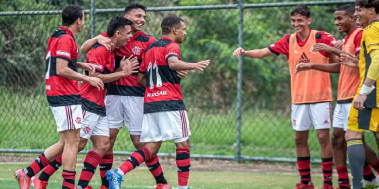 Joia com multa de R$ 300 milhões marca 7 gols em uma única partida e anima os torcedores do Flamengo
