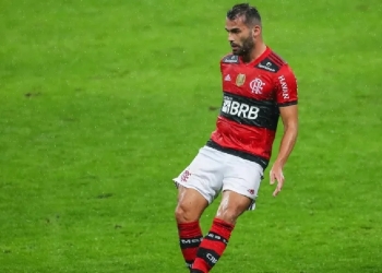 Torcida do Flamengo fica indignada com baixo desempenho de Thiago Maia e eleva o tom de críticas nas redes sociais