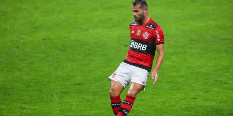 Torcida do Flamengo fica indignada com baixo desempenho de Thiago Maia e eleva o tom de críticas nas redes sociais