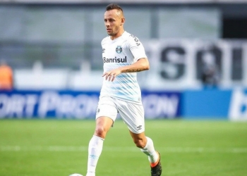 Ex-Flamengo Rafinha perde a cabeça, agride gandula e sofre punição em partida entre Santos e Grêmio pelo Brasileirão