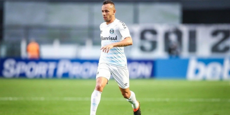 Ex-Flamengo Rafinha perde a cabeça, agride gandula e sofre punição em partida entre Santos e Grêmio pelo Brasileirão