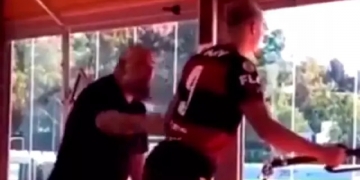 Tem vaga no Mengão? Haaland, craque do Borussia Dortmund, é flagrado treinando com a camisa do Flamengo