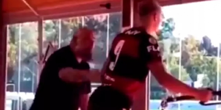 Tem vaga no Mengão? Haaland, craque do Borussia Dortmund, é flagrado treinando com a camisa do Flamengo