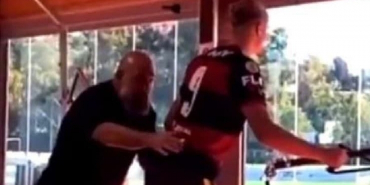 Haaland treina com o uniforme do Flamengo e leva torcedores ao êxtase
