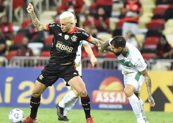 Flamengo atualiza estado de saúde de Pedro; jogador deixou o gramado contra o Juventude com dores no joelho
