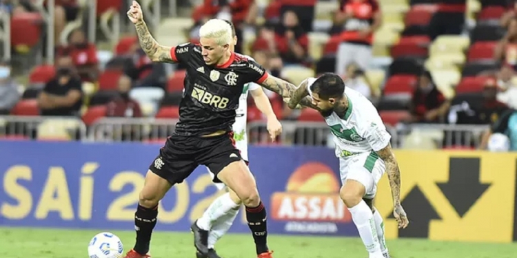 Flamengo atualiza estado de saúde de Pedro; jogador deixou o gramado contra o Juventude com dores no joelho