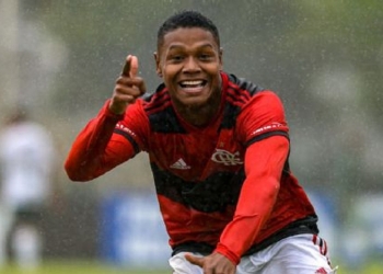 ‘Parece o Cristiano Ronaldo’: joia do Flamengo de R$ 600 milhões vira assunto nos principais jornais da Europa