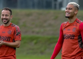 Everton Ribeiro e Gabigol voltam a treinar pelo Flamengo e devem estar em campo contra o Cuiabá no domingo