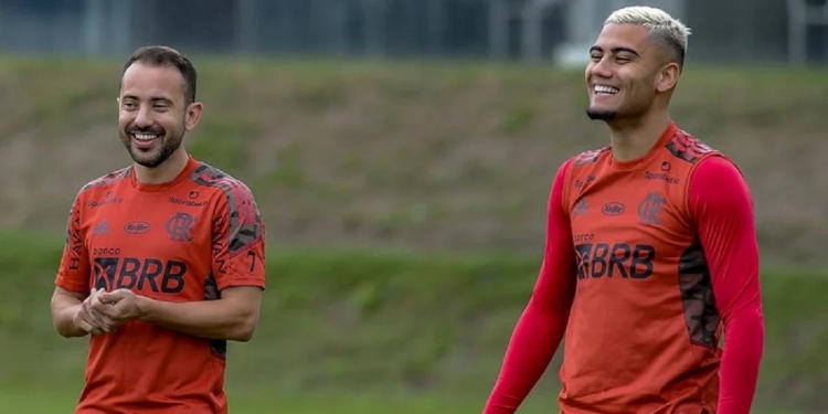 Everton Ribeiro e Gabigol voltam a treinar pelo Flamengo e devem estar em campo contra o Cuiabá no domingo