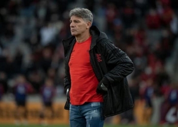 Renato Gaúcho reclama de situação no último jogo do Flamengo, mas compensa com elogio