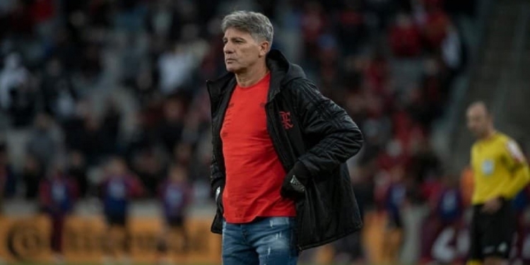 Renato Gaúcho reclama de situação no último jogo do Flamengo, mas compensa com elogio