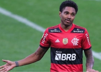 Flamengo negocia a venda de atacante para o futebol do exterior e torcida faz apelo: ‘Leva o Vitinho também’