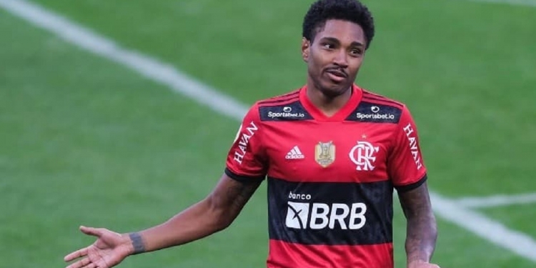 Flamengo negocia a venda de atacante para o futebol do exterior e torcida faz apelo: ‘Leva o Vitinho também’