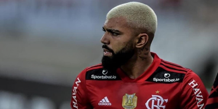 Gabigol emite nota oficial depois de ser agredido em jogo do Flamengo e ter família hostilizada