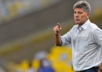 Renato releva críticas no comando do Flamengo e sai pela tangente ao ser questionado sobre demissão