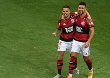 Arrascaeta ‘provoca’ Michael após vitória do Flamengo e tudo vai parar na internet