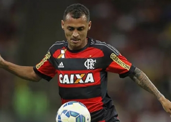 Jogador que atua no futebol europeu quer voltar ao Flamengo e entra em contato com a diretoria