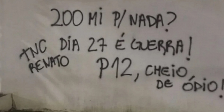 CT do Flamengo amanhece pichado com ataques a Renato: ‘R$ 200 mi para nada?’