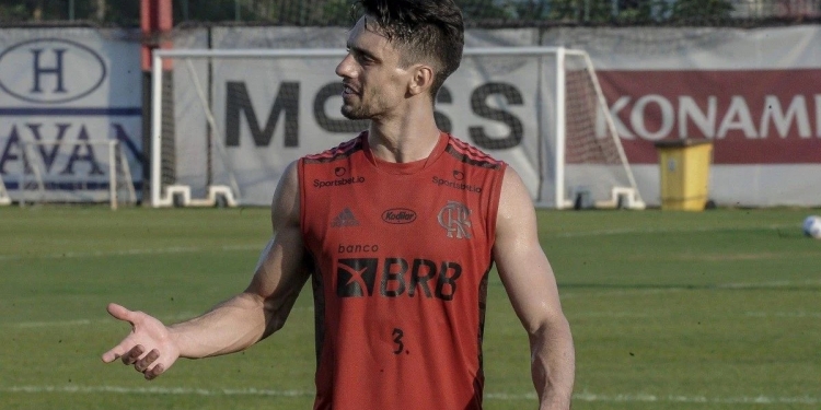 Flamengo confirma lesão em Rodrigo Caio às vésperas da Libertadores; zagueiro vira dúvida para a final