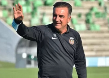 Técnico português Carlos Carvalhal responde sobre proposta de contratação feita pelo Flamengo