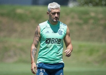 Flamengo volta atrás, desiste do retorno de Arrascaeta e decide se Rodrigo Caio poderá jogar final da Libertadores