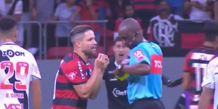 Árbitro admite que prejudicou o Flamengo e faz pedido de desculpas por erro grosseiro