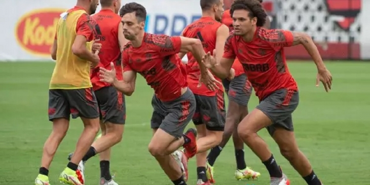 Flamengo define se Rodrigo Caio disputará a final da Libertadores após edema na panturrilha